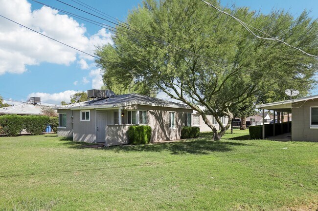 Building Photo - 2545 E Clarendon Ave