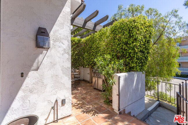 Building Photo - 1541 Palisades Dr