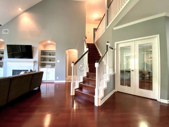 Foto del edificio - INWOOD HOLLOW Beautiful 2 story Home Move ...