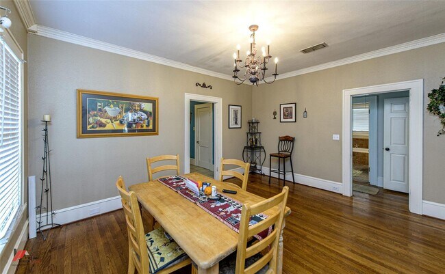 Building Photo - 544 Gladstone