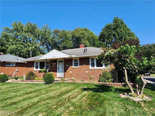 Foto del edificio - 3261 Englewood Dr