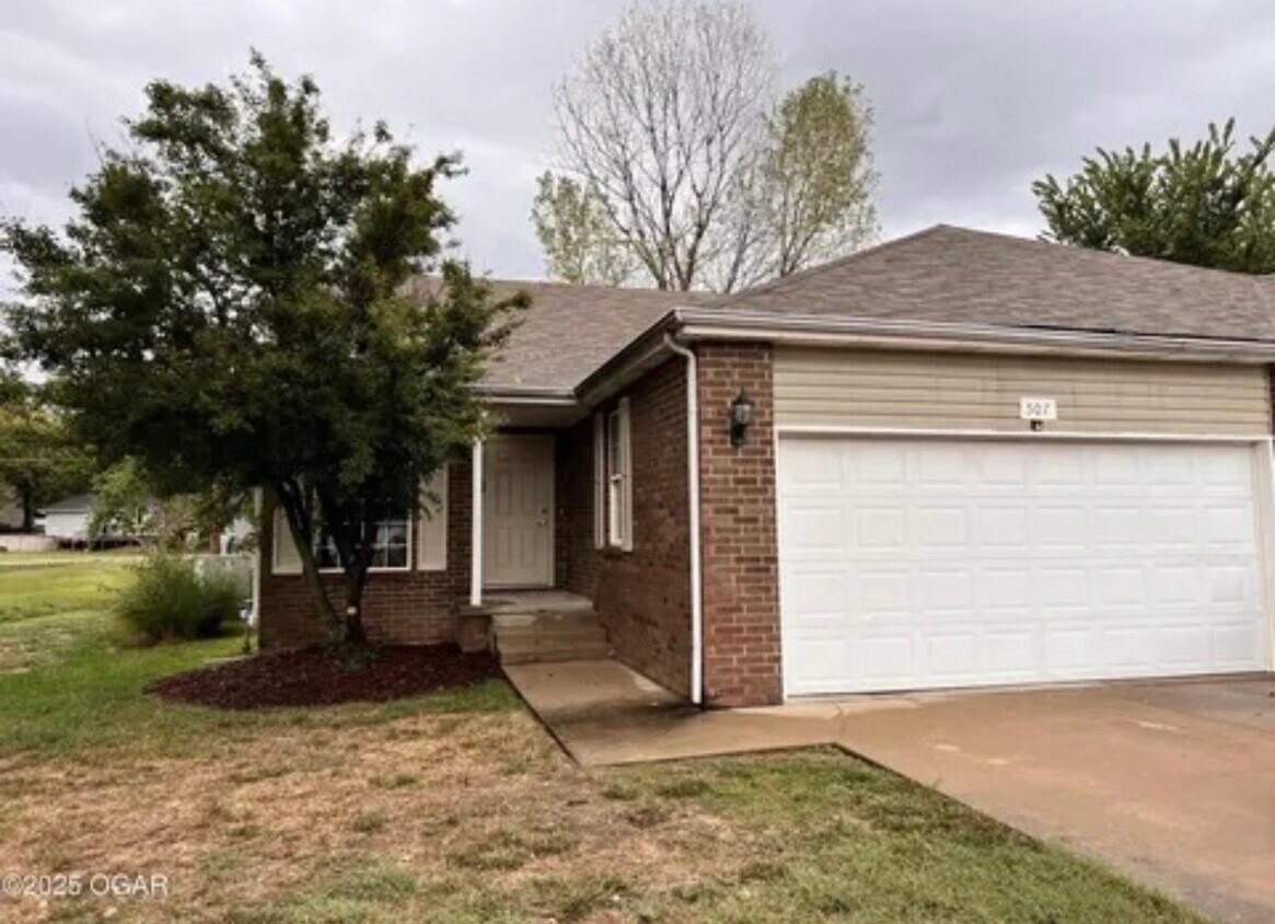 Foto principal - 507 W Briarbrook Ln