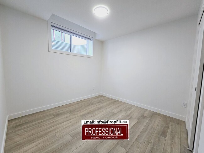 Photo du bâtiment - 15914-15996 96 Ave NW