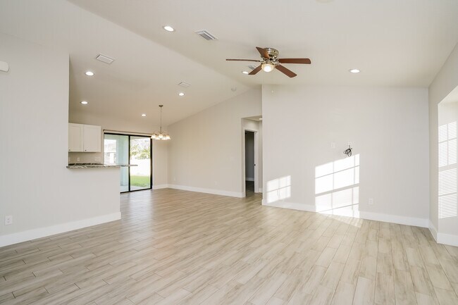 Building Photo - 1232 NE 7th Pl, Cape Coral, FL
