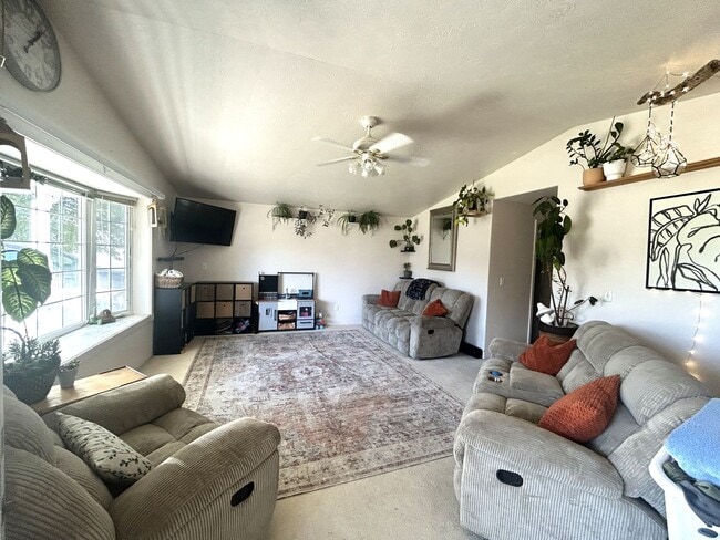 Building Photo - 3 bed 2 bath home in a great neighborhood