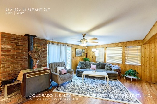 Building Photo - Spacious 3+2 Home with a Beautiful Backyard!