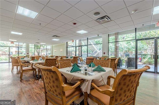 Foto del edificio - 300 Johnson Ferry Rd