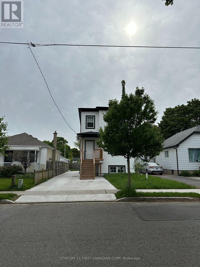 Building Photo - 263 Sanders St