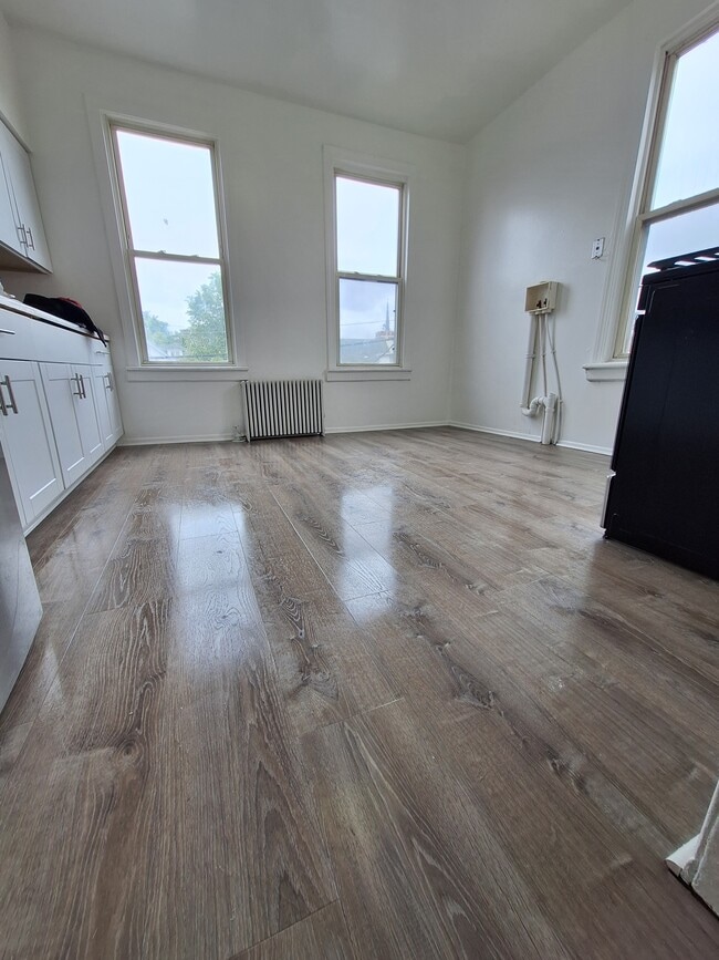 Building Photo - 98 Main St