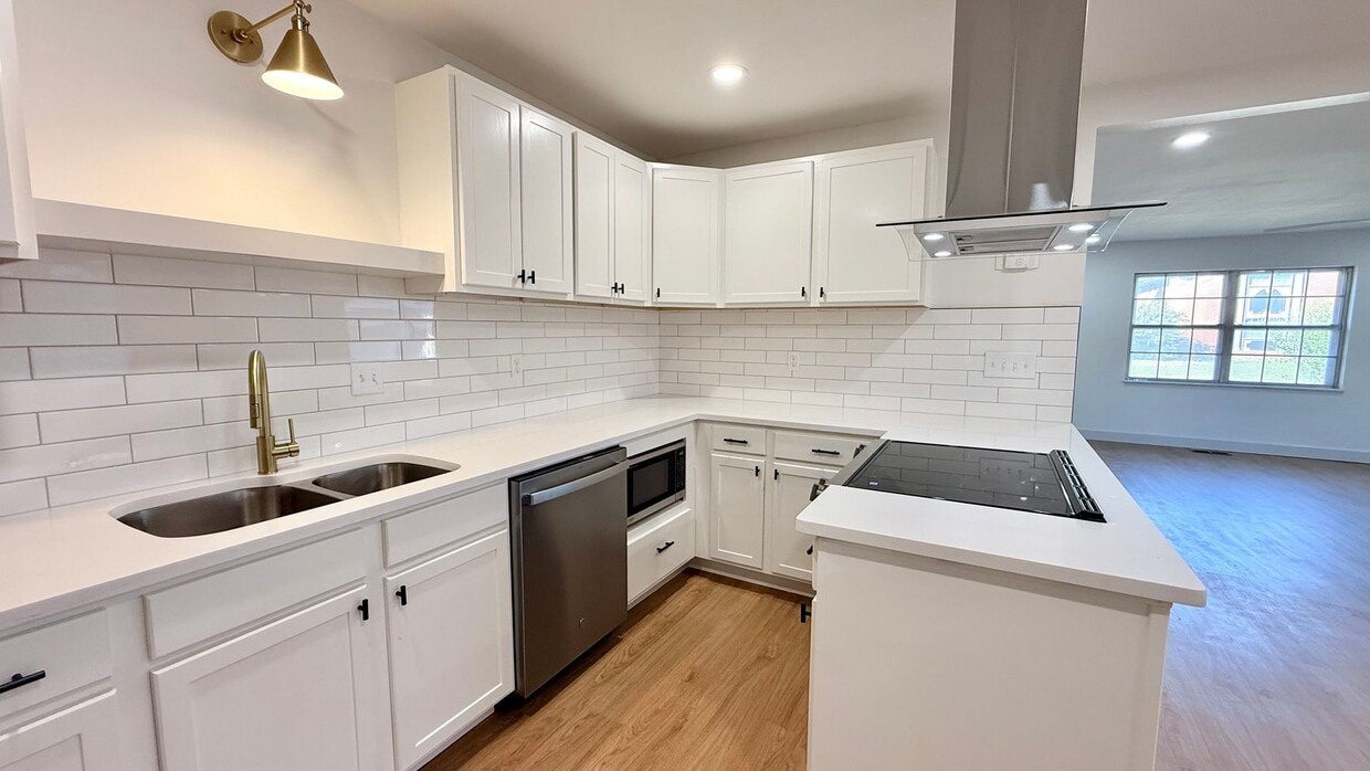 Primary Photo - Fully Remodeled Home Near Penn and NW Expr...