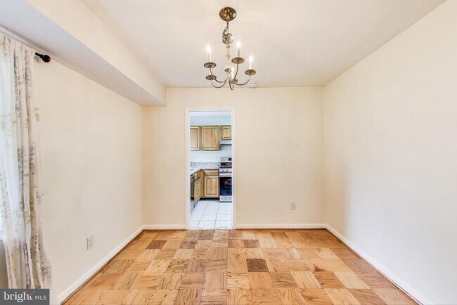 Foto del edificio - 10613 Montrose Ave