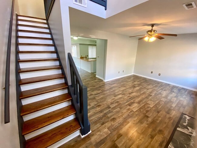 Building Photo - 1116 N Green Dr