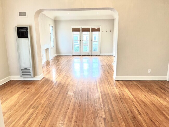 Building Photo - 808 S Curson Ave