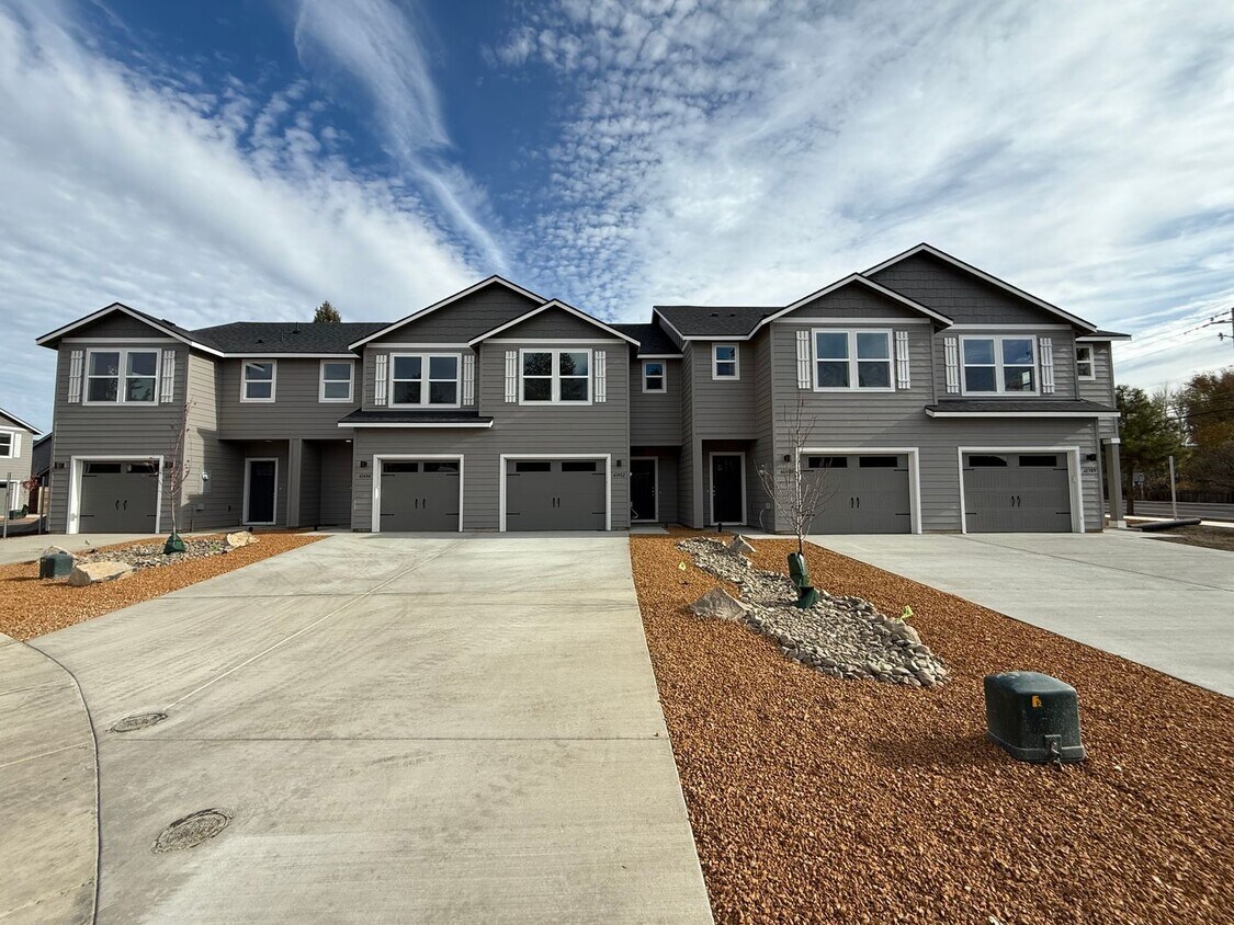Foto principal - Brand New Stunning 3 Bed/2.5 Bath Townhous...