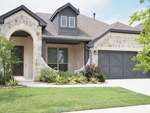 Building Photo - 845 Daisy Cor Dr