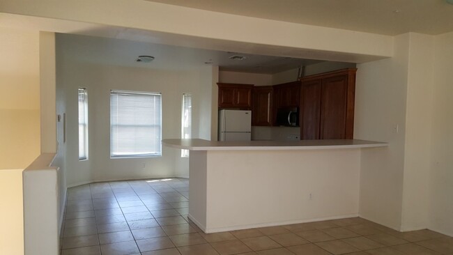 Foto del edificio - COMING SOON...SPACIOUS TEMPE TOWNHOME!