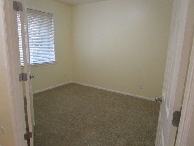 Building Photo - 3 Bedroom, 2.5 Bathroom Home with Office in Fife