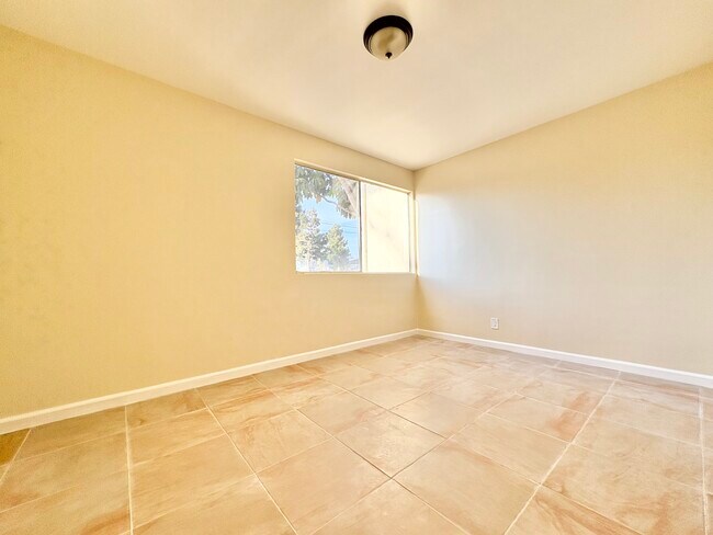 Foto del edificio - 135 N Hillcrest Blvd