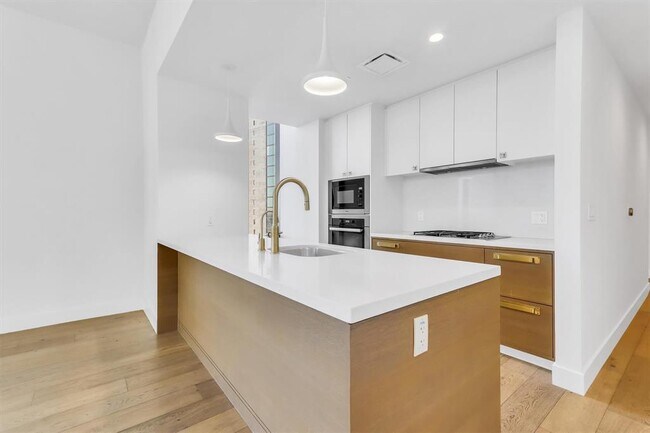 Building Photo - 70 Rainey St