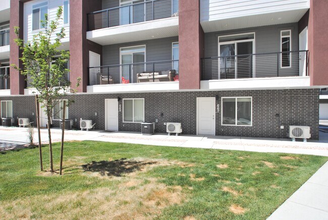 Building Photo - 667 S 400 E