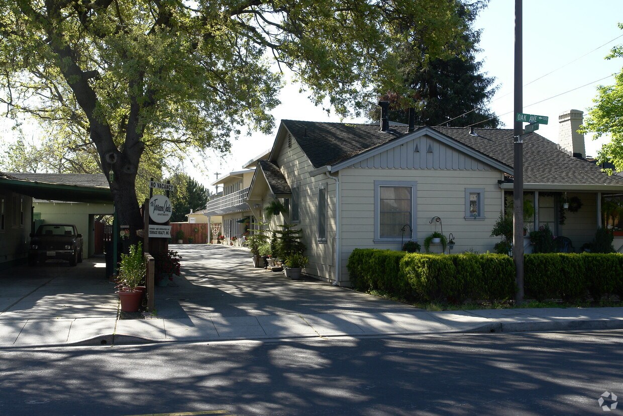 Primary Photo - 161 Oak Ave