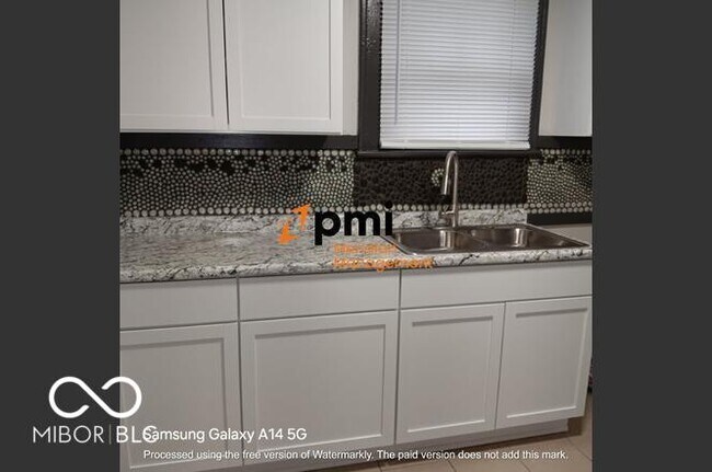 Foto del edificio - 1619 S Randolph St