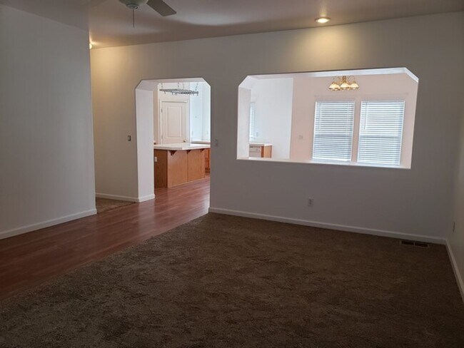 Foto del edificio - North Valley/Stead Three Bedroom Home 