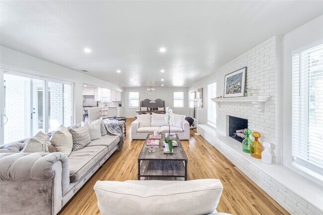 Foto del edificio - 5837 Clendenin Ave