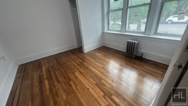 Building Photo - NEWLY RENOVATED  SUNNY LARGE 4 BEDROOMS  A...