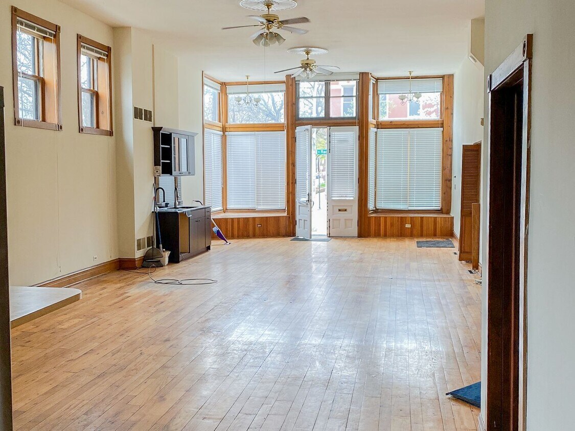 Foto principal - 2952 N Racine Ave