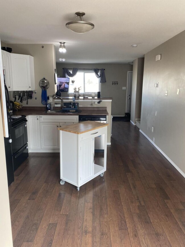 Building Photo - 2 bedroom in Moose Jaw SK S6J 0A4