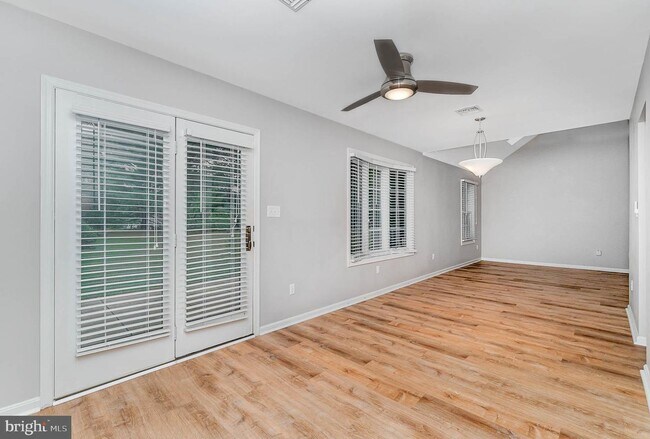 Building Photo - 252 Crescent Dr