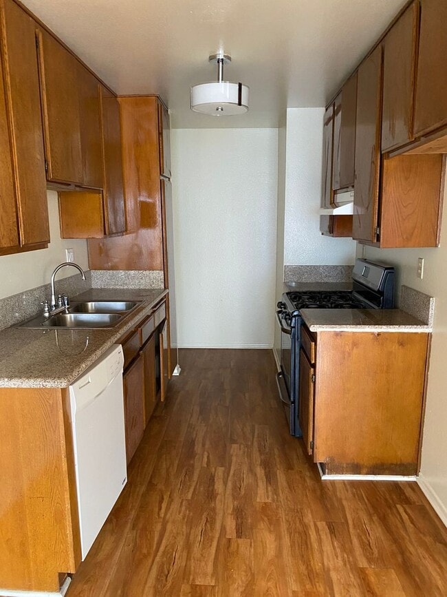 Building Photo - BELLA APARTMENTS: Beautiful 2 Bed - 2 Bath