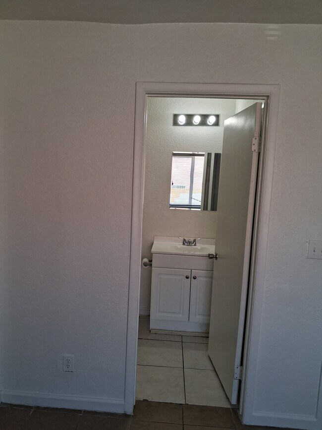 Foto del edificio - 6966 Issac Ave