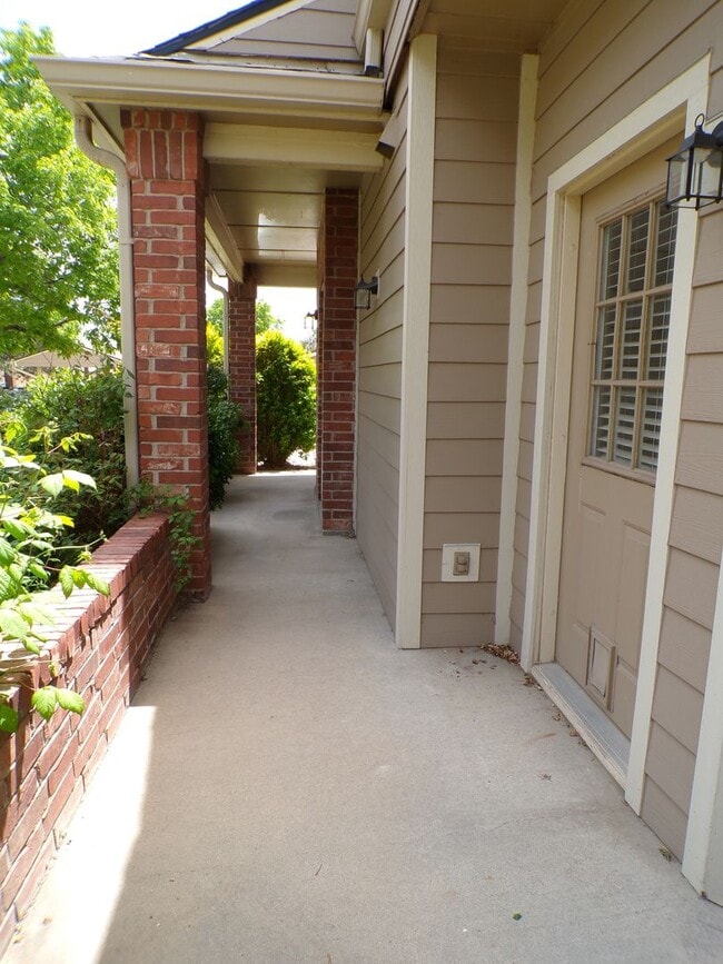 Building Photo - Charming 1 Bed, 1 Bath Main-Floor Condo in...