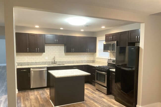 Building Photo - 4648 N Landing Dr