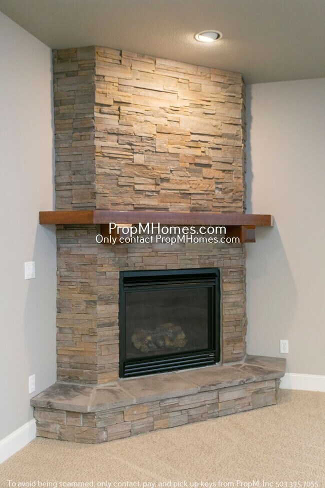 Foto del edificio - Beautiful Four Bedroom Home in King City! ...