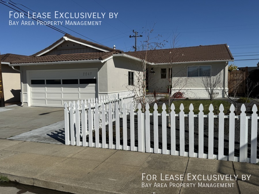 Foto principal - Spacious 3 BR/ 2 BA House with Mid-Century...