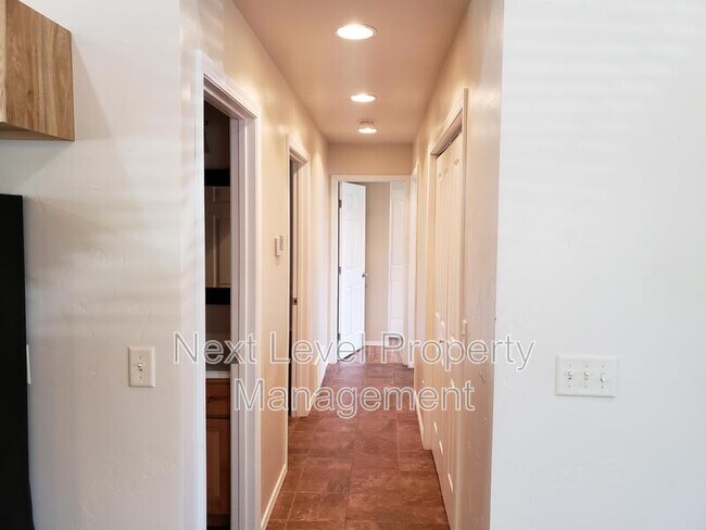 Foto del edificio - 385 Mountain View Dr