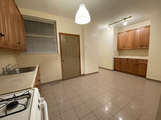 Cocina - 940 W Windsor Ave