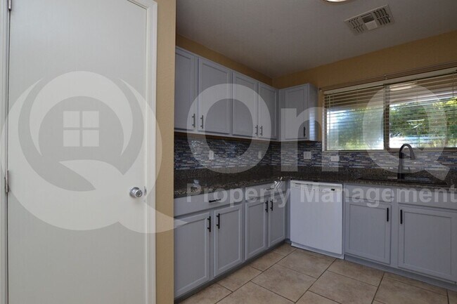 Building Photo - 2370 E Hazeltine Way