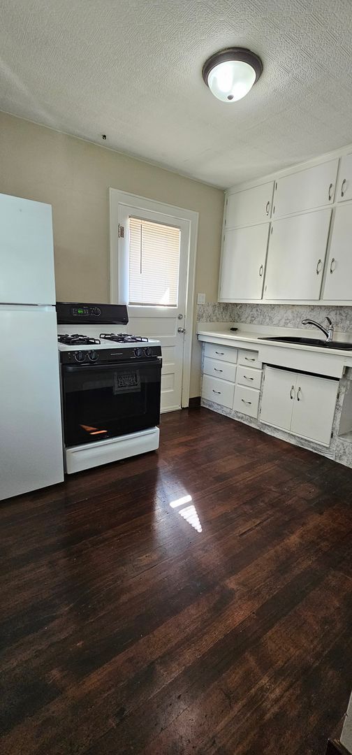 Building Photo - 4 Bedroom House for rent