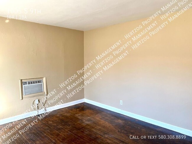 Building Photo - Freshly updated 1 bedroom 1 bathroom duplex!