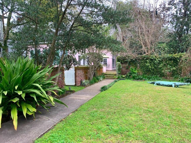 Foto del edificio - Charming Fully Furnished Garden CottageLlo...
