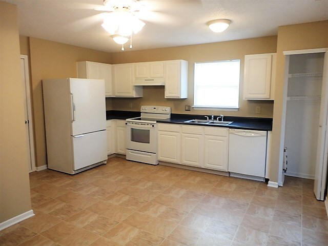 Building Photo - 15080 Fawn Hollow Ln