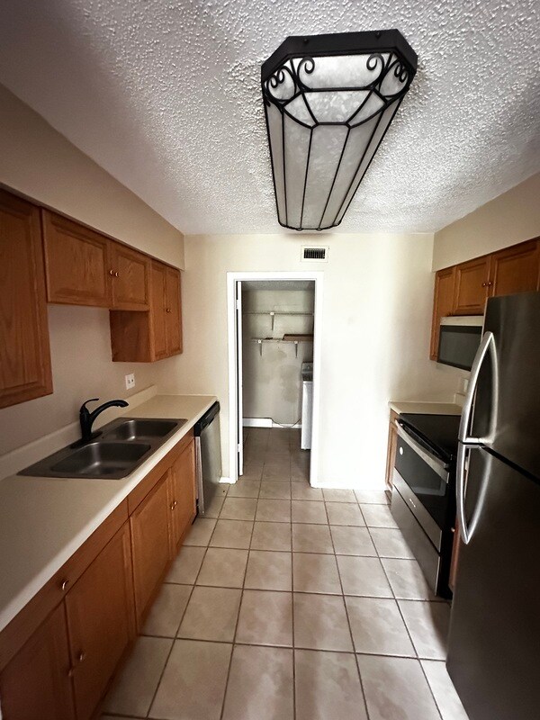 Foto del edificio - 252 Crown Oaks Way