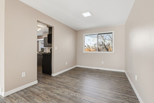 Foto del edificio - 5 bedroom, 3 bath home in desirable Arvada neighborhood.