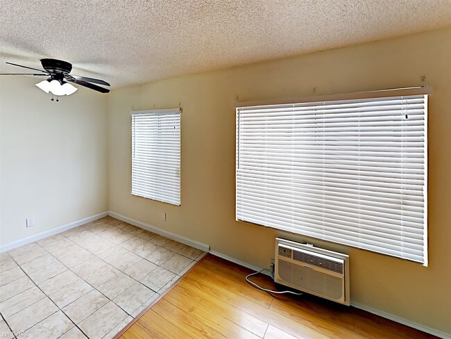 Foto del edificio - 909 S Sunshine Ave