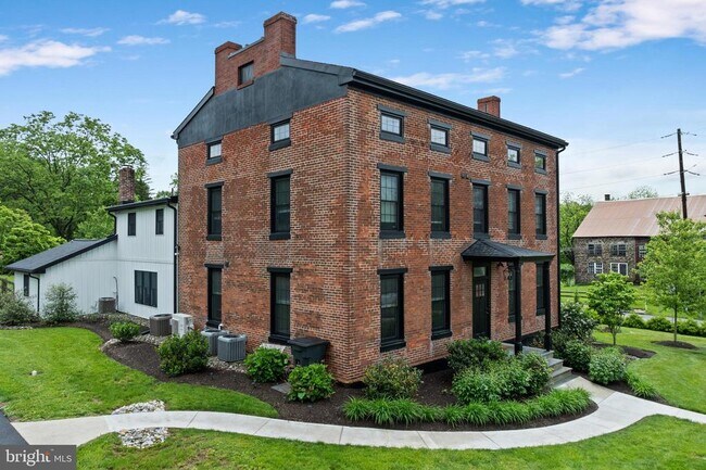 Foto del edificio - 2406 Upper Ridge Rd