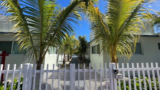Foto del edificio - 8227 Crespi Blvd